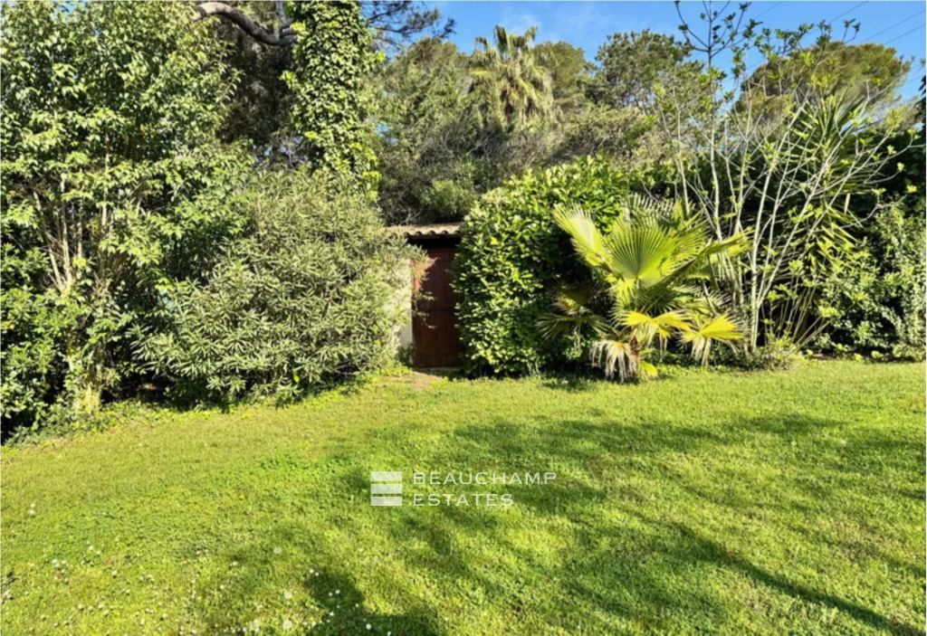 Quiet Provençal villa with landscaped garden, swimming pool and independent apartment