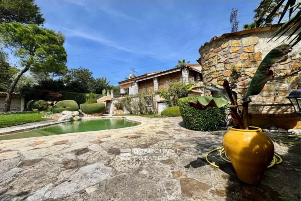 Quiet Provençal villa with landscaped garden, swimming pool and independent apartment