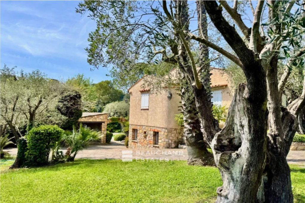 Quiet Provençal villa with landscaped garden, swimming pool and independent apartment