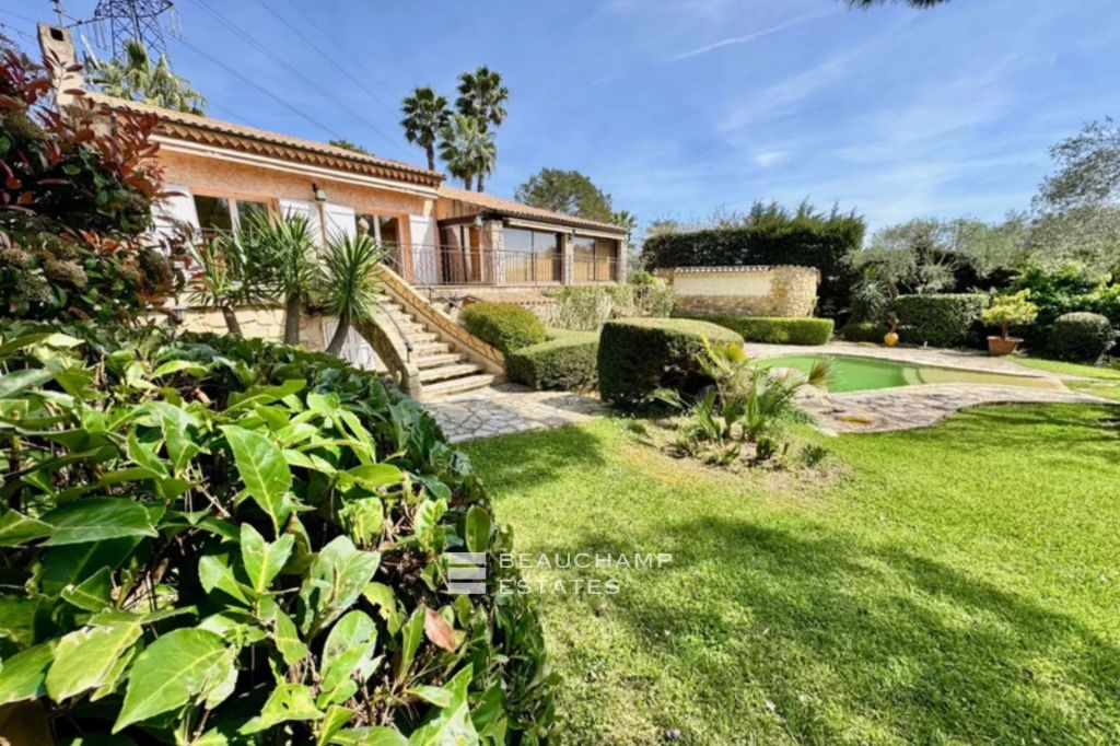 Quiet Provençal villa with landscaped garden, swimming pool and independent apartment