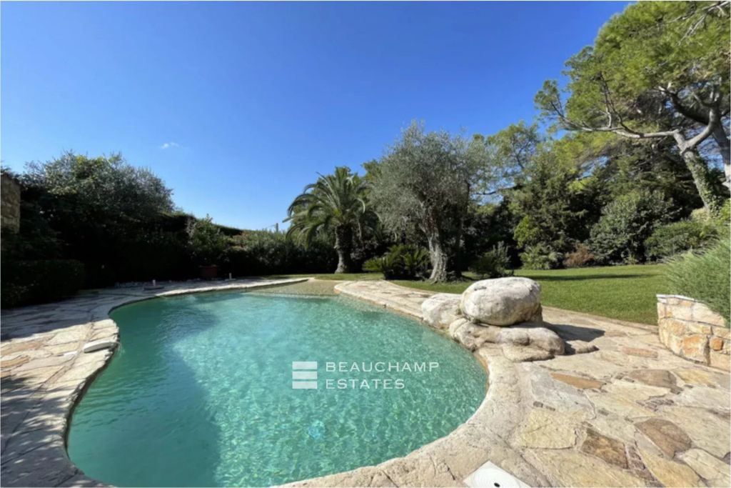 Quiet Provençal villa with landscaped garden, swimming pool and independent apartment