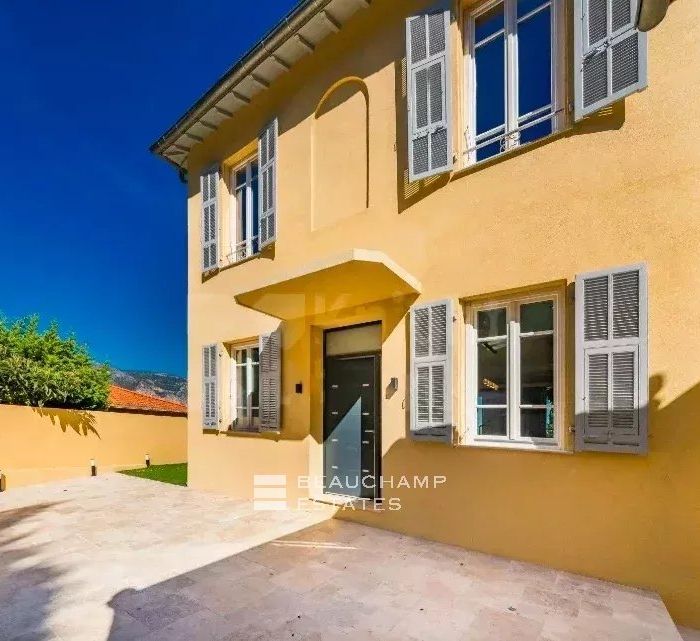 Recently renovated villa offering a beautiful sea view and an indoor pool