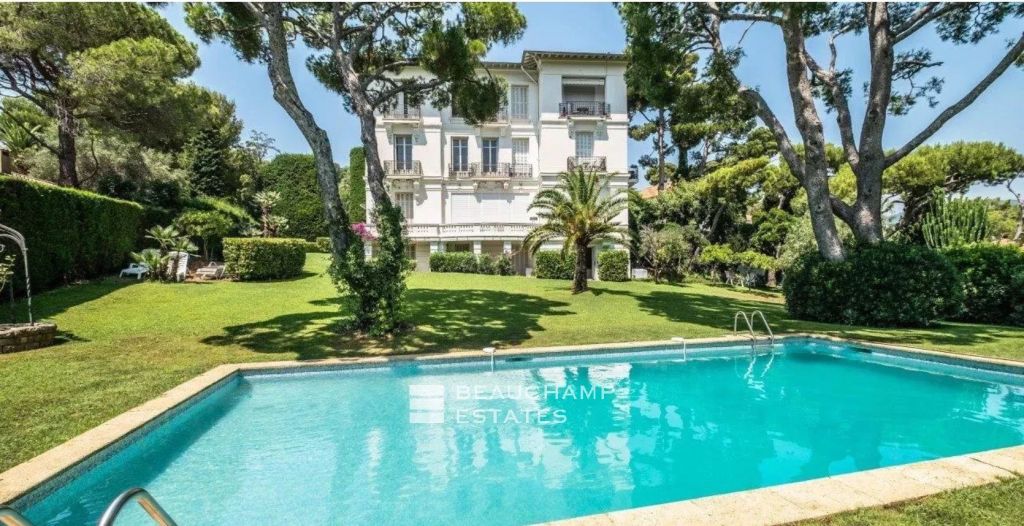 Refined 2-bedroom Belle Époque apartment