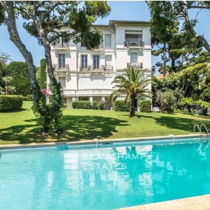 Refined 2-bedroom Belle Époque apartment