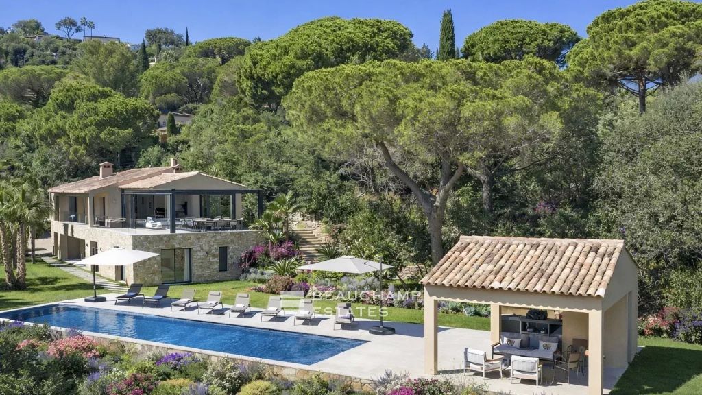 Refined contemporary villa with views over the Bay of Saint-Tropez