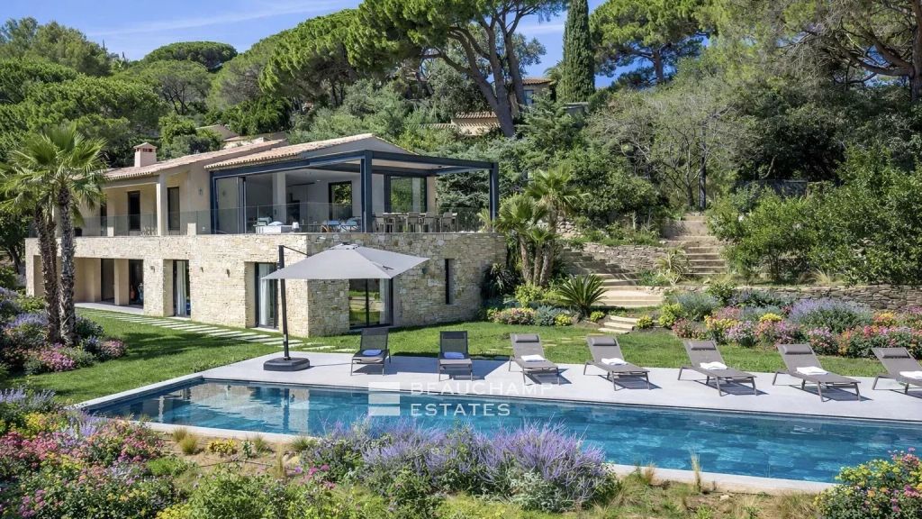 Refined contemporary villa with views over the Bay of Saint-Tropez