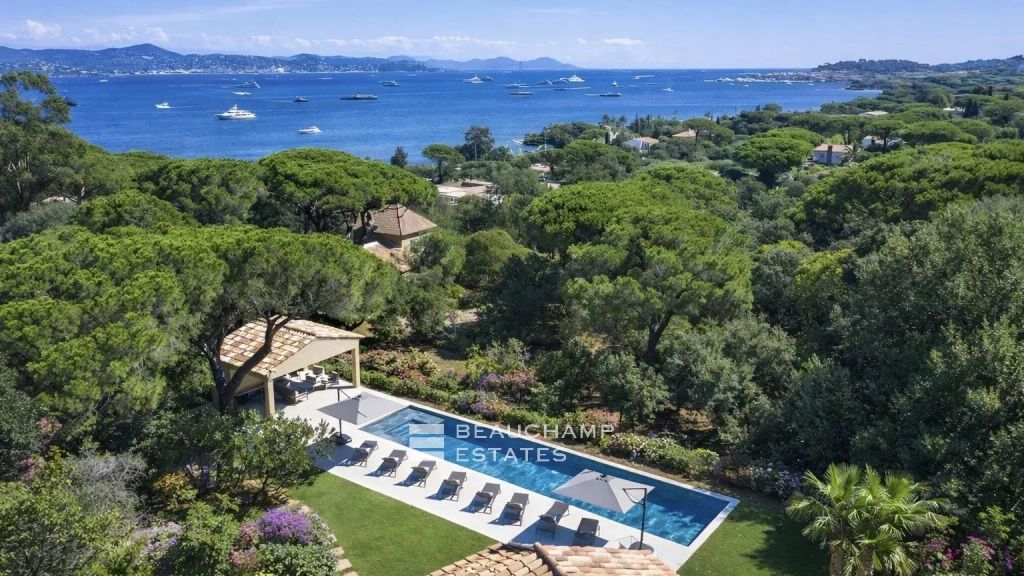 Refined contemporary villa with views over the Bay of Saint-Tropez