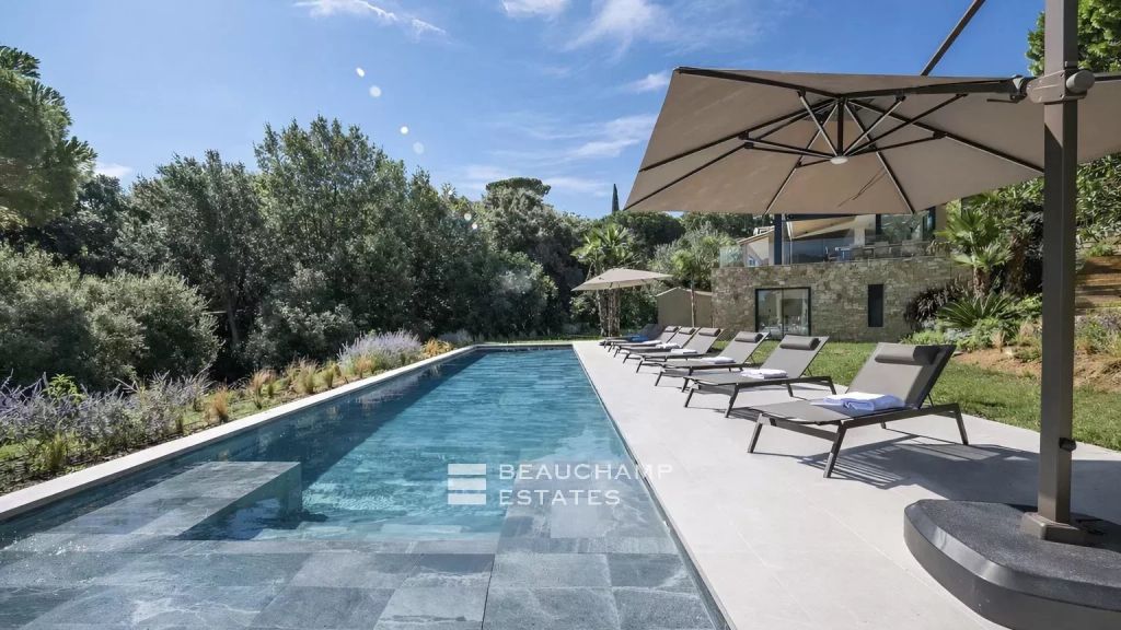 Refined contemporary villa with views over the Bay of Saint-Tropez