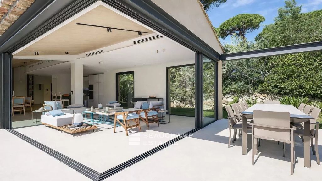 Refined contemporary villa with views over the Bay of Saint-Tropez