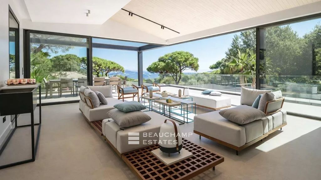 Refined contemporary villa with views over the Bay of Saint-Tropez