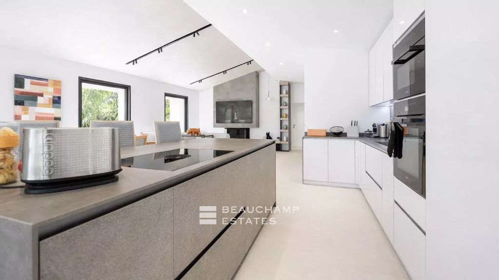 Refined contemporary villa with views over the Bay of Saint-Tropez