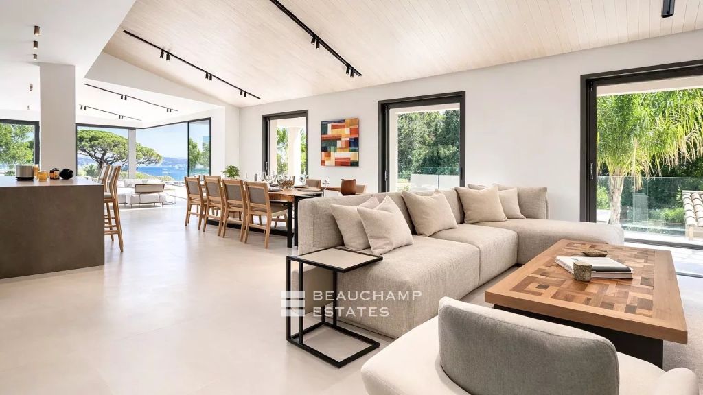 Refined contemporary villa with views over the Bay of Saint-Tropez