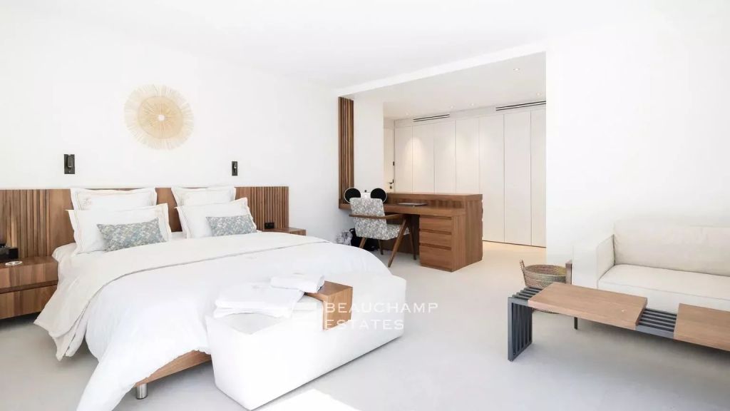 Refined contemporary villa with views over the Bay of Saint-Tropez