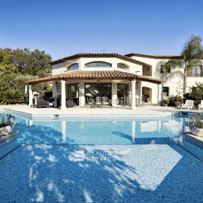 Villa provençale rénovée – 5 chambres – aperçu mer à Mandelieu