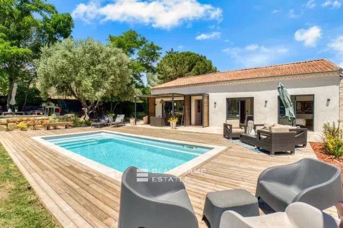 Villa de plain-pied rénovée avec piscine dans un domaine sécurisé à Mougins