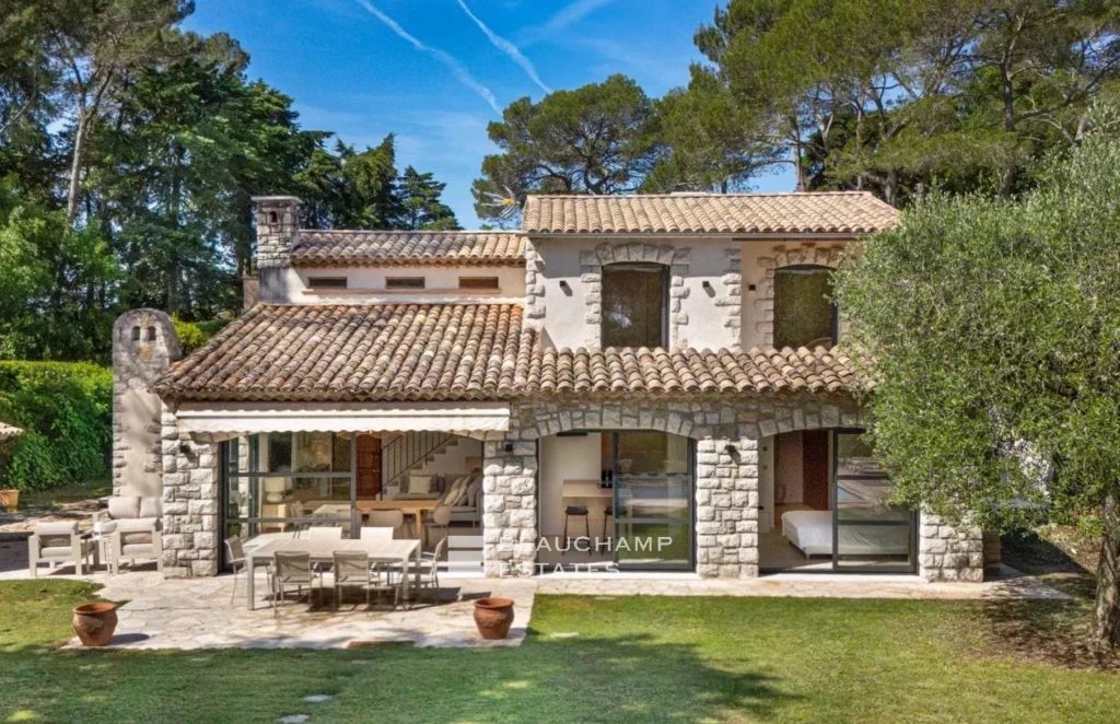 Renovated Villa in a Gated Estate, Close to Schools and Golf Courses