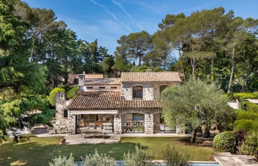 Renovated Villa in a Gated Estate, Close to Schools and Golf Courses