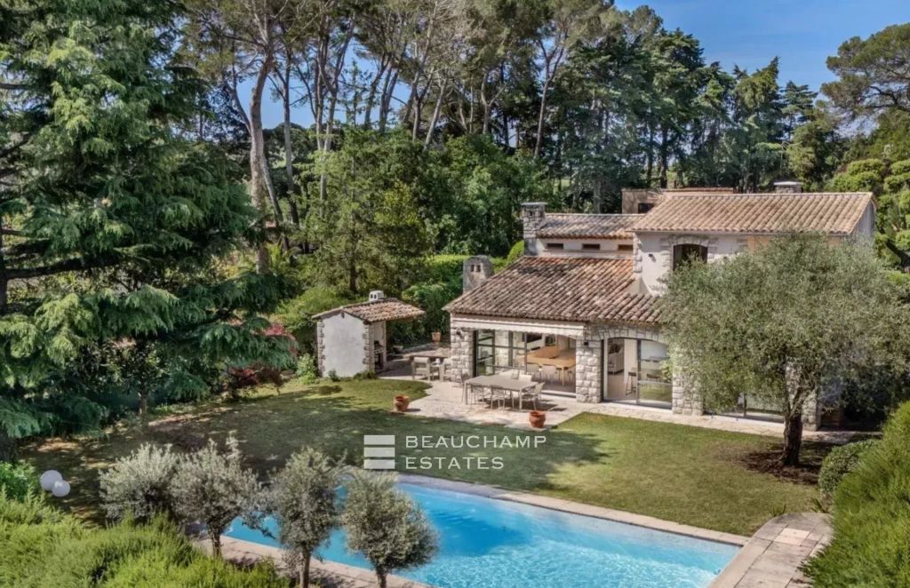 Renovated Villa in a Gated Estate, Close to Schools and Golf Courses