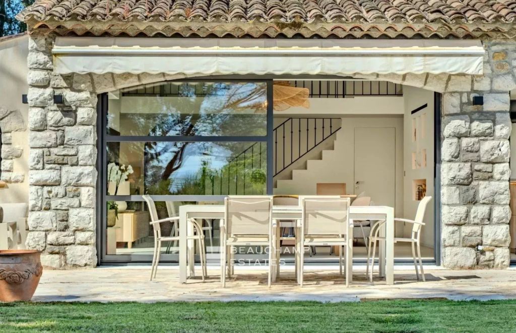 Renovated Villa in a Gated Estate, Close to Schools and Golf Courses