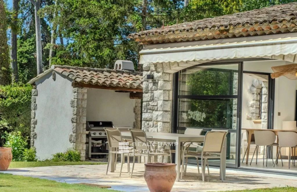 Renovated Villa in a Gated Estate, Close to Schools and Golf Courses