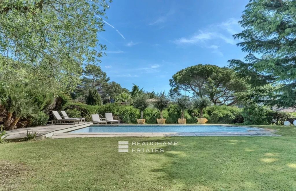 Renovated Villa in a Gated Estate, Close to Schools and Golf Courses