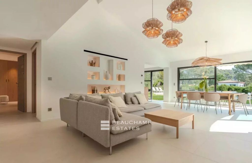 Renovated Villa in a Gated Estate, Close to Schools and Golf Courses