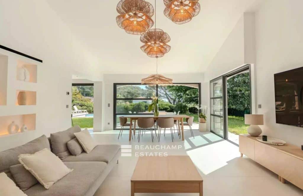 Renovated Villa in a Gated Estate, Close to Schools and Golf Courses