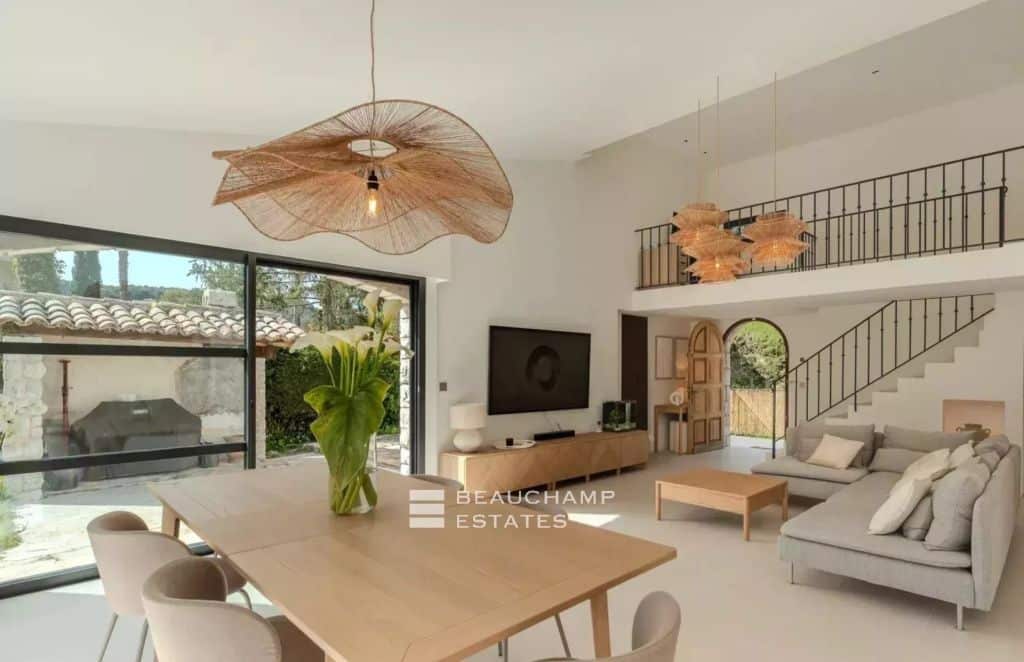 Renovated Villa in a Gated Estate, Close to Schools and Golf Courses