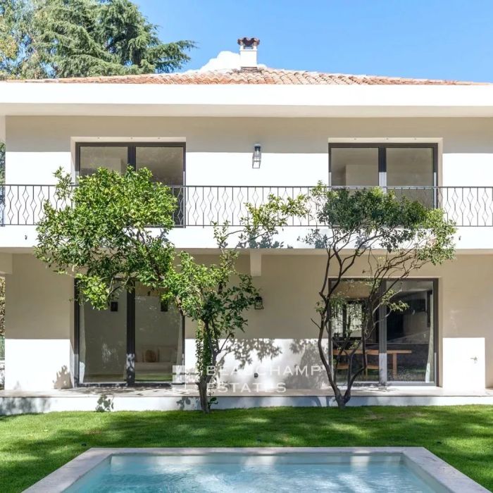 Renovated villa surrounded by greenery – absolute tranquillity and premium features