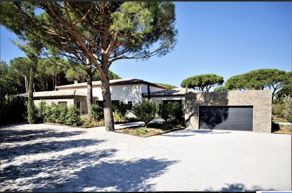 SAINT-TROPEZ – EXCEPTIONAL CONTEMPORARY PROPERTY JUST MOMENTS FROM THE BEACH