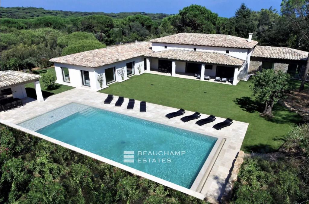 SAINT-TROPEZ – EXCEPTIONAL CONTEMPORARY PROPERTY JUST MOMENTS FROM THE BEACH