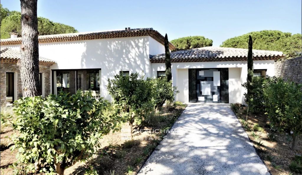 SAINT-TROPEZ – EXCEPTIONAL CONTEMPORARY PROPERTY JUST MOMENTS FROM THE BEACH