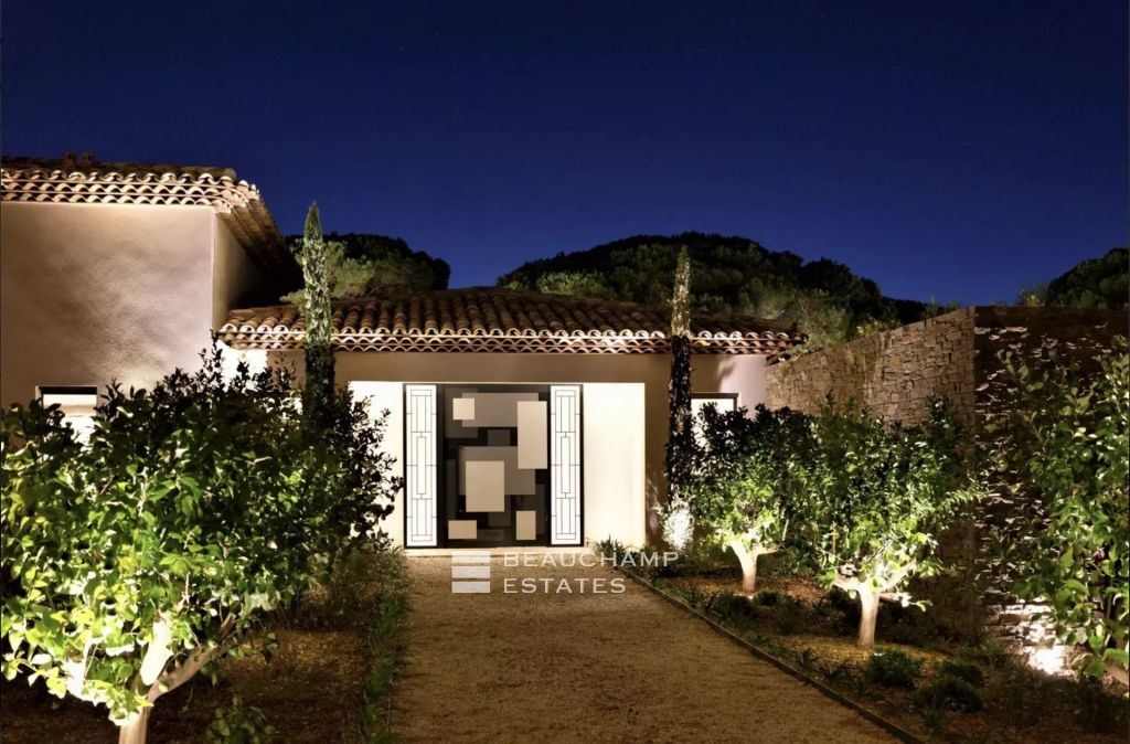 SAINT-TROPEZ – EXCEPTIONAL CONTEMPORARY PROPERTY JUST MOMENTS FROM THE BEACH
