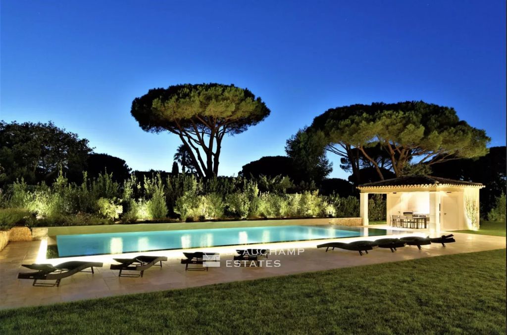SAINT-TROPEZ – EXCEPTIONAL CONTEMPORARY PROPERTY JUST MOMENTS FROM THE BEACH