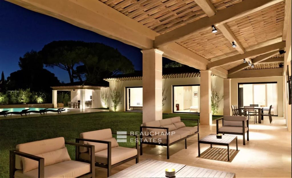 SAINT-TROPEZ – EXCEPTIONAL CONTEMPORARY PROPERTY JUST MOMENTS FROM THE BEACH