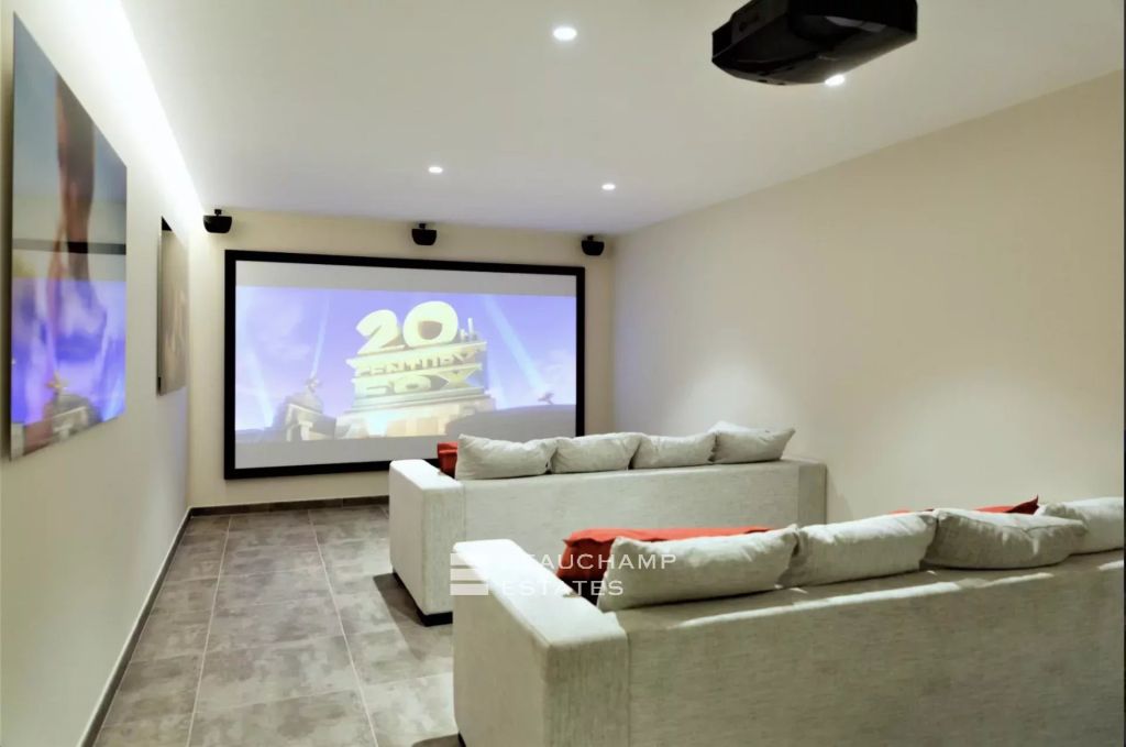 SAINT-TROPEZ – EXCEPTIONAL CONTEMPORARY PROPERTY JUST MOMENTS FROM THE BEACH