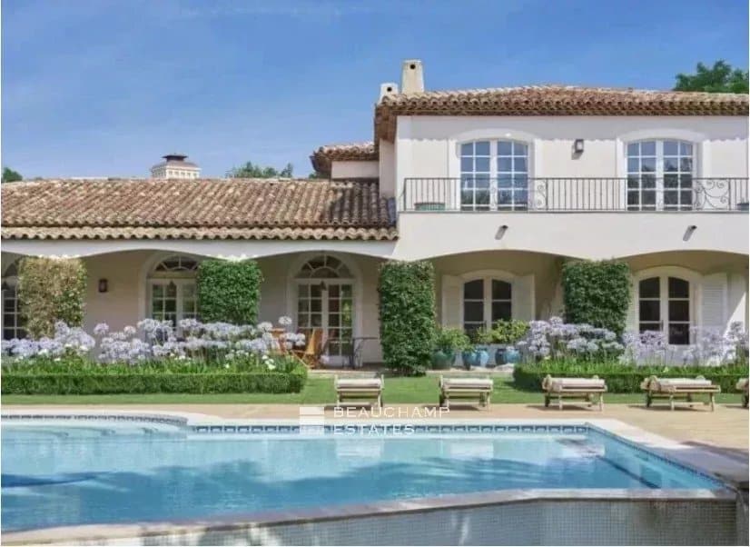 SAINT-TROPEZ – LES PARCS – ELEGANT FLORENTINE-INSPIRED VILLA SET WITHIN AN EXCEPTIONAL LANDSCAPED PARK