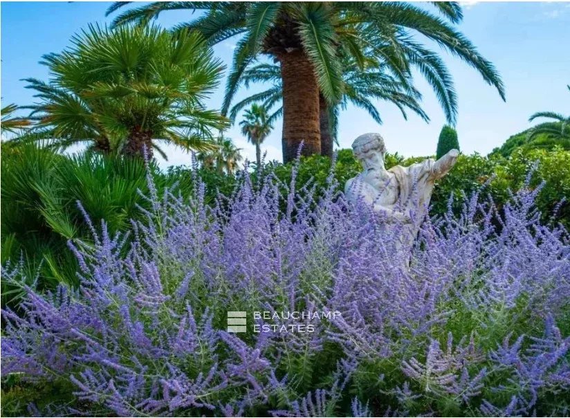 SAINT-TROPEZ – LES PARCS – ELEGANT FLORENTINE-INSPIRED VILLA SET WITHIN AN EXCEPTIONAL LANDSCAPED PARK