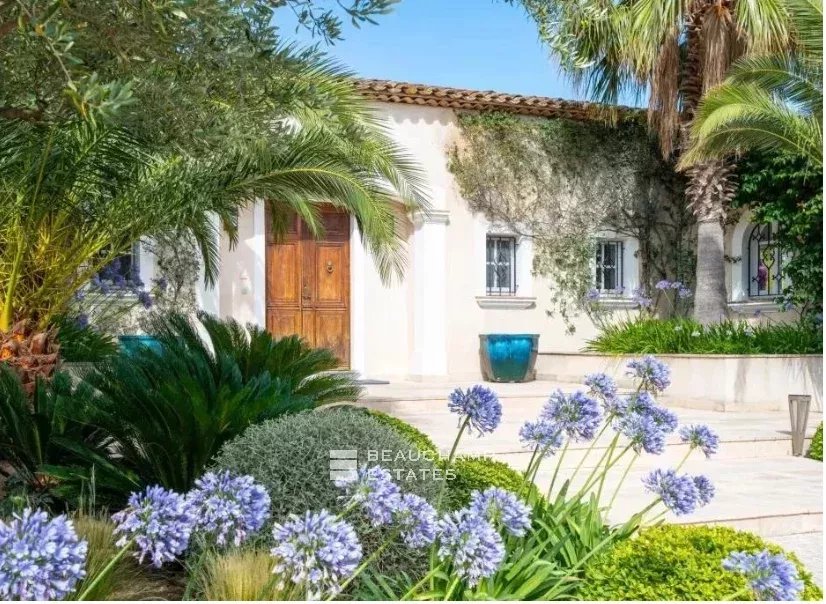 SAINT-TROPEZ – LES PARCS – ELEGANT FLORENTINE-INSPIRED VILLA SET WITHIN AN EXCEPTIONAL LANDSCAPED PARK