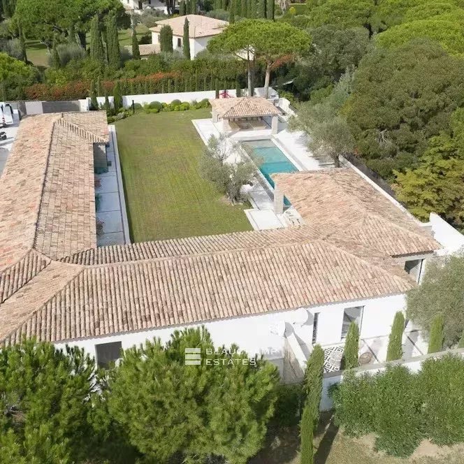 SAINT-TROPEZ – LES SALINS – FAMILY PROPERTY CLOSE TO THE BEACHES