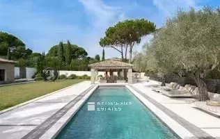 SAINT-TROPEZ – LES SALINS – FAMILY PROPERTY CLOSE TO THE BEACHES