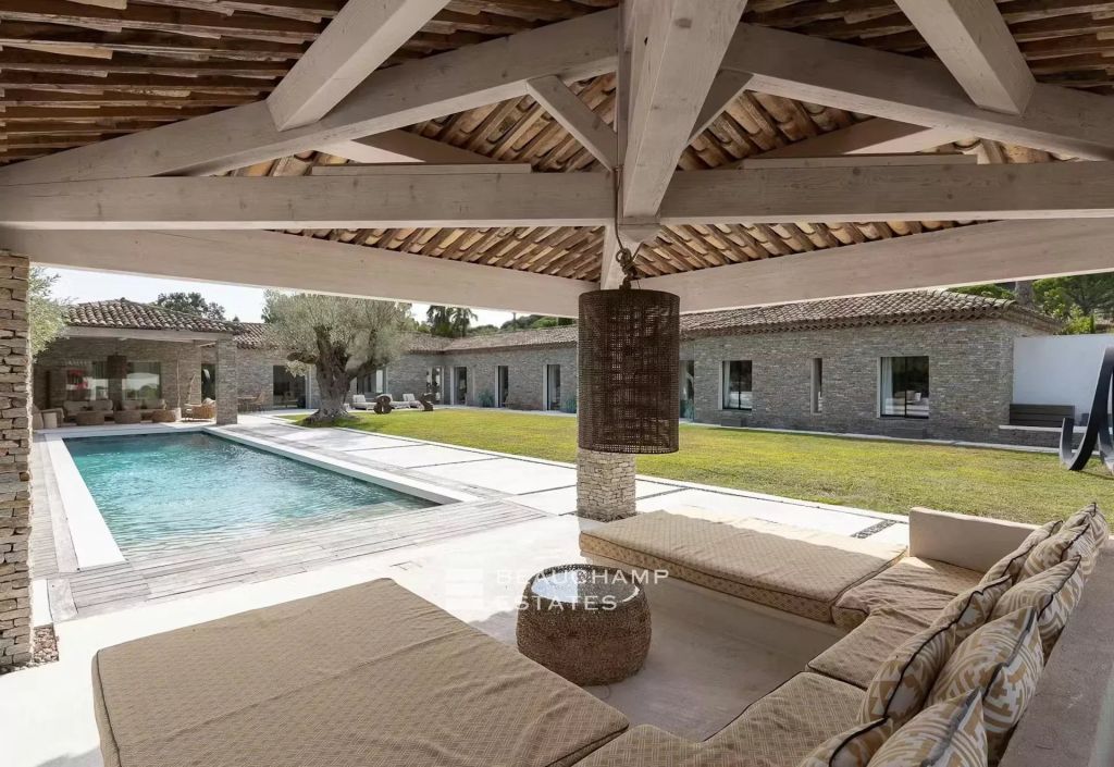 SAINT-TROPEZ – LES SALINS – FAMILY PROPERTY CLOSE TO THE BEACHES