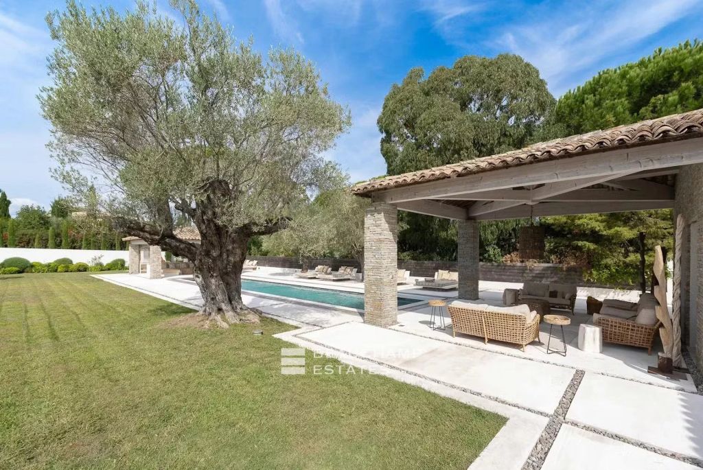 SAINT-TROPEZ – LES SALINS – FAMILY PROPERTY CLOSE TO THE BEACHES