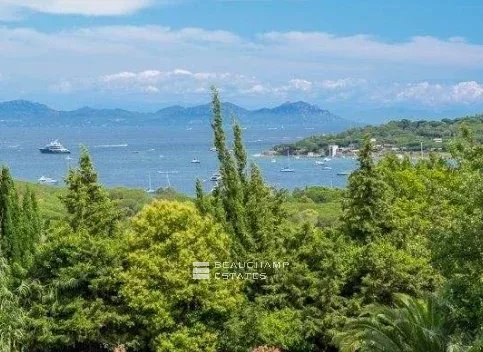 SAINT TROPEZ – MAGNIFICENT NEO-PROVENCAL VILLA CLOSE TO THE BEACH