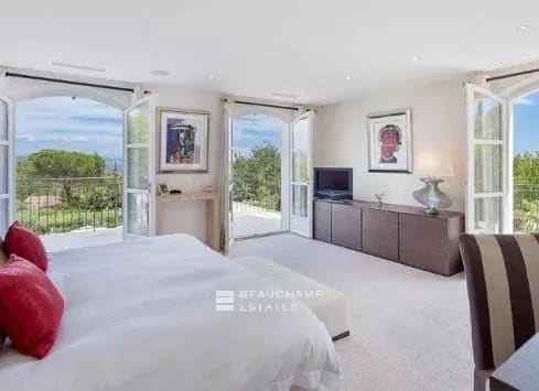 SAINT TROPEZ – MAGNIFICENT NEO-PROVENCAL VILLA CLOSE TO THE BEACH