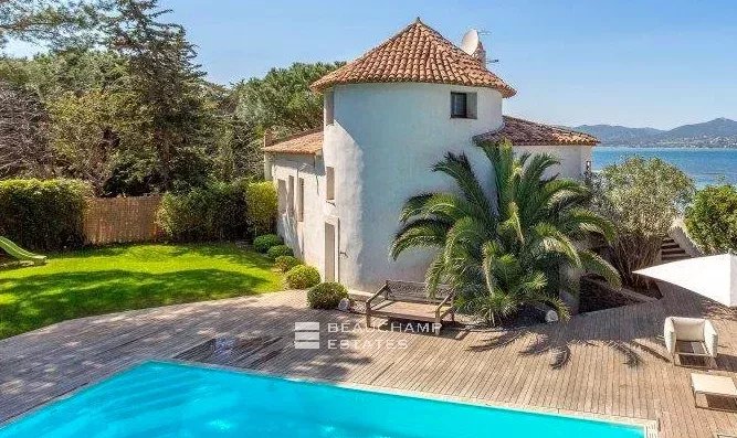 SAINT TROPEZ – VILLA SUR LA PLAGE A PIEDS DU VILLAGE