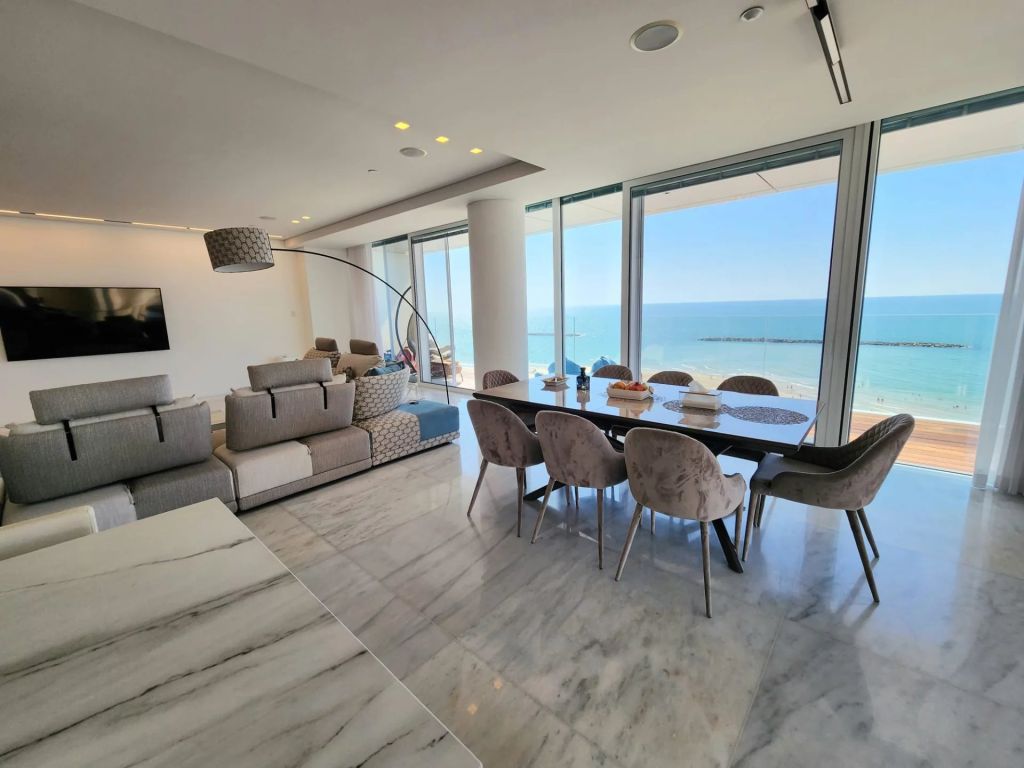 Sea-Facing Apartment at David Promenade
