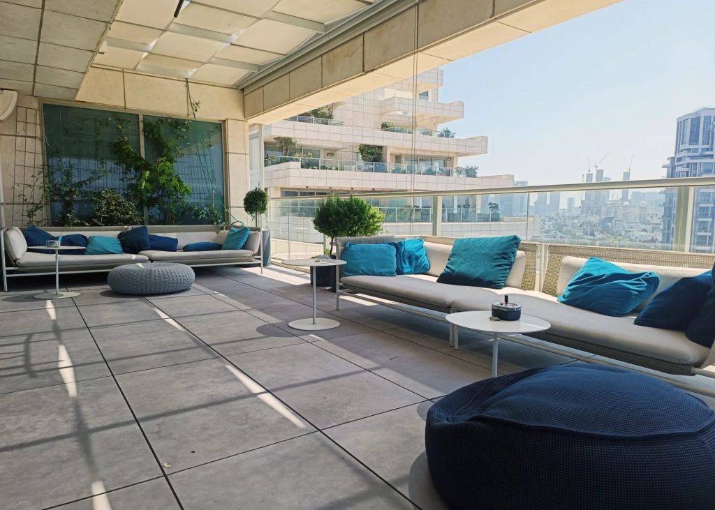 Sea-facing apartment in Ramat Aviv