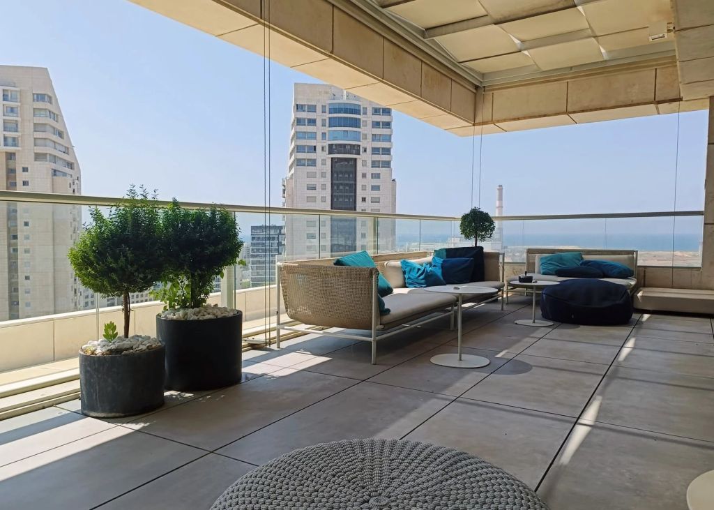 Sea-facing apartment in Ramat Aviv