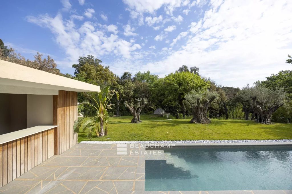 Sea View & High-End Features – Contemporary Villa, 5 Bedrooms, Private Estate near the Coast